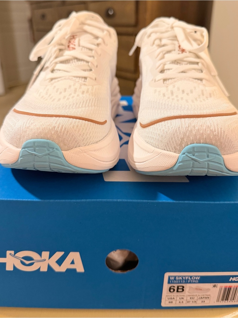 NWT Women’s Hoka Skyflow in Frost/Rose Gold Running Shoes - Picture 4 of 14